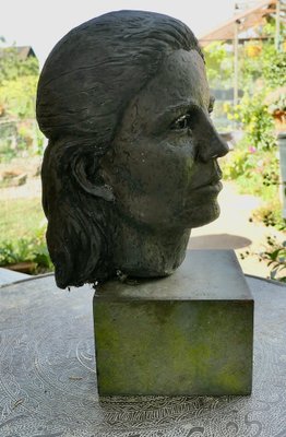 Busto de mujer joven sobre bloque de pizarra, años 60 en venta en Pamono