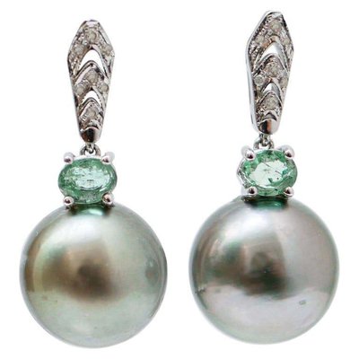14 Karat White Gold Earrings with Grey Pearls Emeralds Diamonds 1970s Set of 2