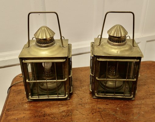 https://cdn20.pamono.com/p/g/1/6/1679471_4623ymw29y/large-wall-lanterns-in-brass-set-of-2-2.jpg
