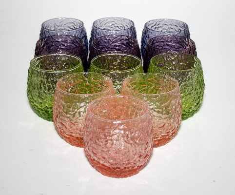 https://cdn20.pamono.com/p/g/1/6/1681038_qsrdj707ad/italian-modern-drinking-glasses-by-la-vetreria-ivv-florence-set-of-12-3.jpg