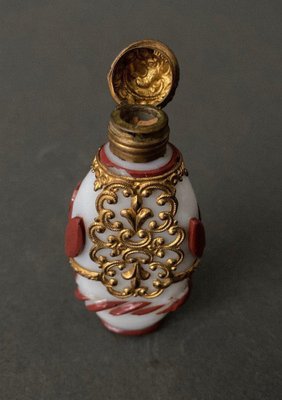 Ovale Salzflasche aus Opalglas, 19. Jh., mit roten Zierleisten