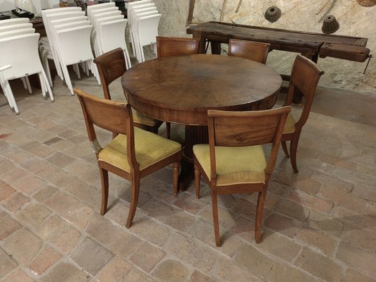 Tavolo rotondo in noce con base a colonna con sei sedie, set di
