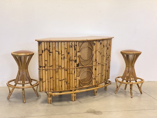 Mobile bar e sgabelli in bambù, anni '70, set di 3 in vendita su Pamono