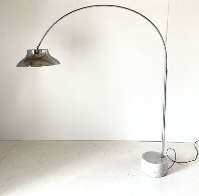 Lampada da terra ad arco orientabile in acciaio e marmo, Italia, anni '60  in vendita su Pamono