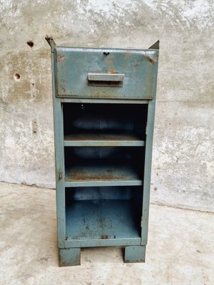 Mueble industrial azul con estantes, años 60 en venta en Pamono