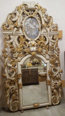 Espejo grande de madera tallada y dorada, siglo XIX en venta en Pamono