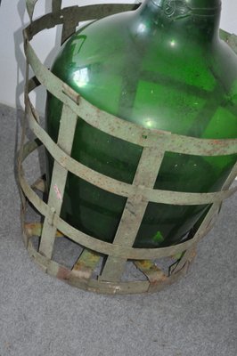 Große Vintage Glasflasche mit Metallkorb bei Pamono kaufen