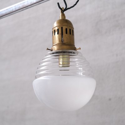 https://cdn20.pamono.com/p/g/1/7/1719200_5f7yebpd4w/zweifarbige-franzoesische-mid-century-haengelampe-aus-glas-messing-1950er-2.jpg