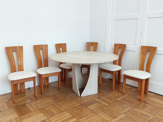 Tavolo rotondo in travertino con sedie in legno, set di 7 in vendita su  Pamono