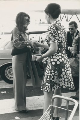 Jackie Kennedy all'aeroporto di Parigi, Francia, anni '70
