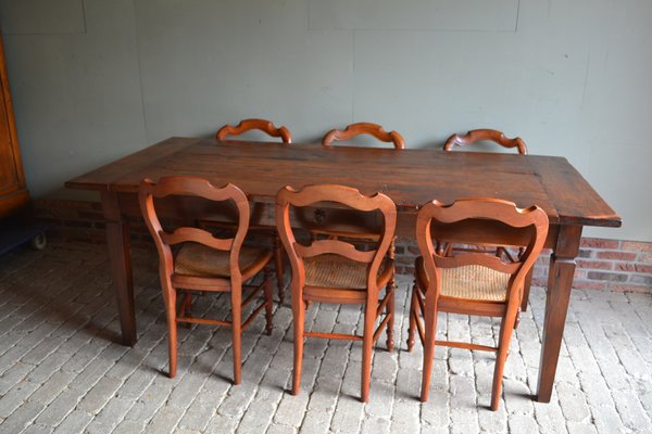 Tavolo da pranzo antico con sedie, set di 7 in vendita su Pamono