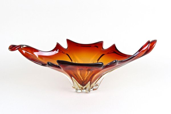 https://cdn20.pamono.com/p/g/1/7/1735736_4pu2lwu4u8/mid-century-murano-glass-bowl-italy-1960s-2.jpg