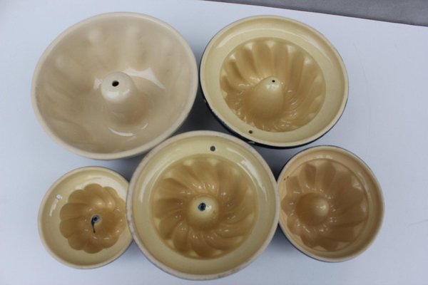 https://cdn20.pamono.com/p/g/1/7/1739265_svjhlbpw07/french-kitchen-cake-molds-in-ceramic-set-of-5-9.jpg