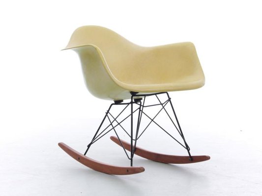 Sedia a dondolo rara di Eames per Herman Miller, anni '50 in vendita su  Pamono