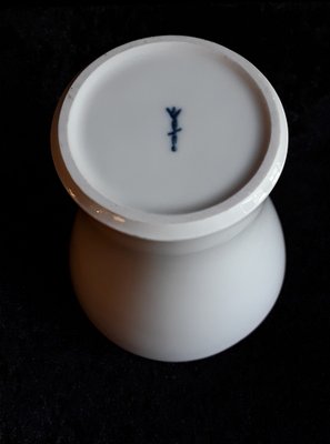 Kleine Deutsche Vintage Vase aus Weiß Glasiertem Porzellan von KPM Berlin, 1970er bei Pamono kaufen