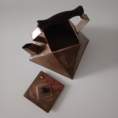 https://cdn20.pamono.com/p/g/1/7/1743521_5ivieriha1/early-20th-century-cubist-arts-crafts-copper-bakelite-kettle-3.jpg