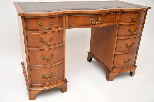 https://cdn20.pamono.com/p/g/1/7/1743566_ml6ec26ex9/burr-walnut-leather-top-pedestal-desk-1950s-9.jpg
