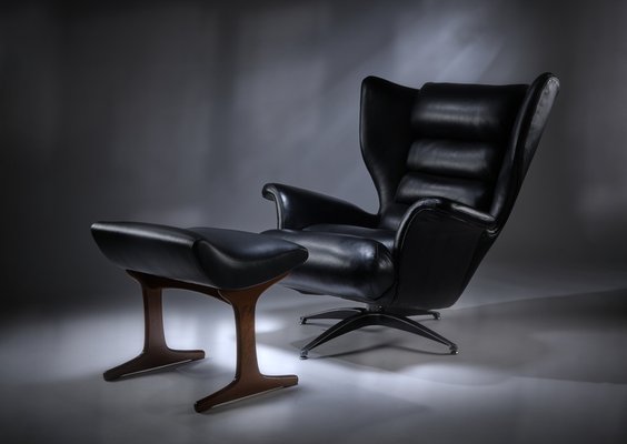 Poltrone girevoli in pelle nera con poggiapiedi di G-Plan