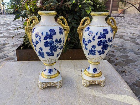 Vasi Bavaria ad anfora in porcellana bianca e dorata con decorazioni  floreali blu fatte a mano e manici dorati a forma di collo di cigno, set di  2 in vendita su Pamono