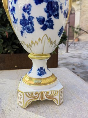 Vasi Bavaria ad anfora in porcellana bianca e dorata con decorazioni  floreali blu fatte a mano e manici dorati a forma di collo di cigno, set di  2 in vendita su Pamono