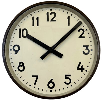 Reloj de pared industrial grande marron anos 50 en venta en Pamono