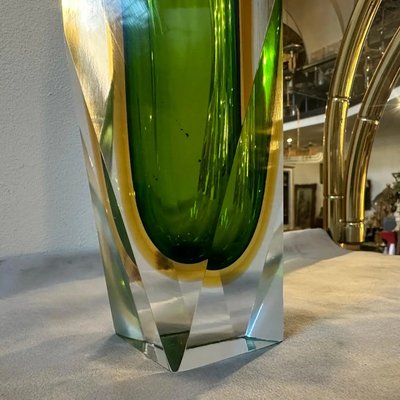 https://cdn20.pamono.com/p/g/1/7/1758670_nlevs9erkd/mid-century-modern-green-and-yellow-faceted-sommerso-murano-glass-vase-from-seguso-1960s-6.jpg