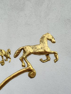 Perchero estilo victoriano de latón con decoración de caballos