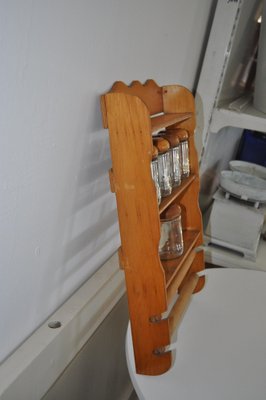 Vintage Gewürzregal aus Holz mit Glasflaschen, 6 . Set