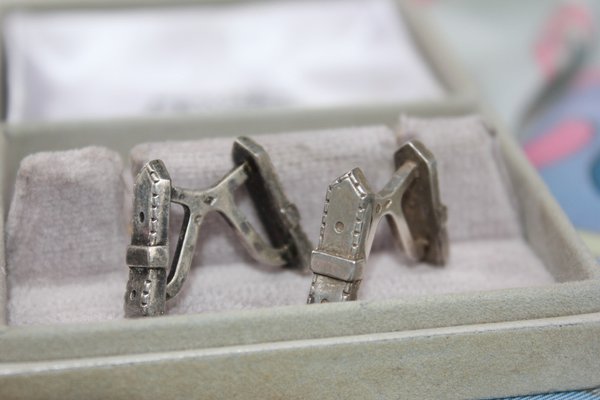 Paire De Boutons De Manchette Anciens – Argent Massif – Modèle Sans Marque