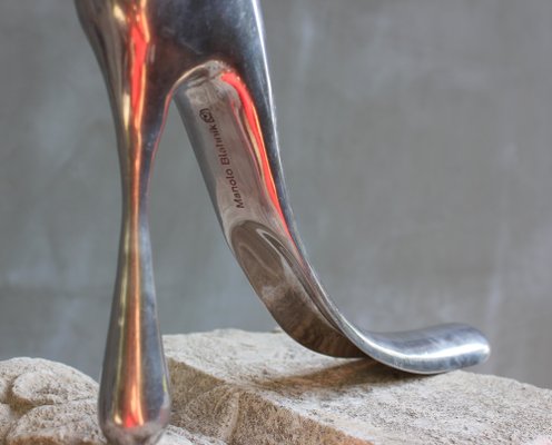 Calzascarpe Manolo Blahnik in alluminio pressofuso, inizio XXI