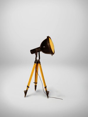 Lampe Projecteur Tripode Vintage en Bois et Métal en vente sur Pamono