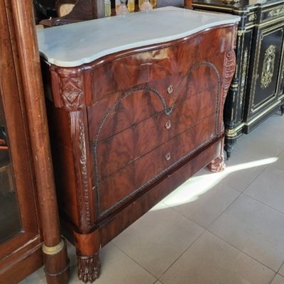https://cdn20.pamono.com/p/g/1/7/1773601_drcn18plh4/spanish-mahogany-dresser-with-white-marble-cover-3.jpg