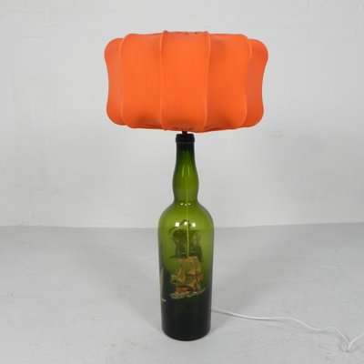 Lampada da tavolo Bottiglia di vino con paralume in tessuto, anni '70 in  vendita su Pamono