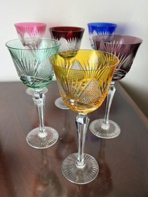 https://cdn20.pamono.com/p/g/1/7/1777153_si3zizyg0e/vasos-italianos-de-cristal-de-colores-a-os-50-juego-de-6-imagen-2.jpg