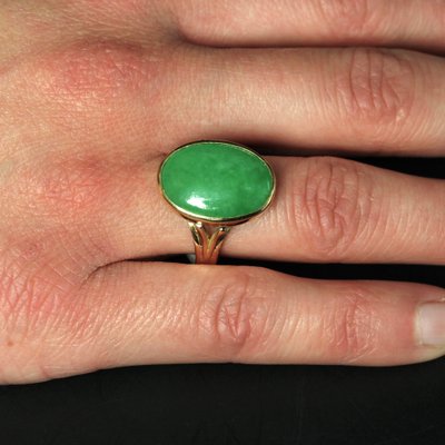 Franzosischer Ovaler Jade Jadeit Ring aus 18 Karat Gelbgold 1960er