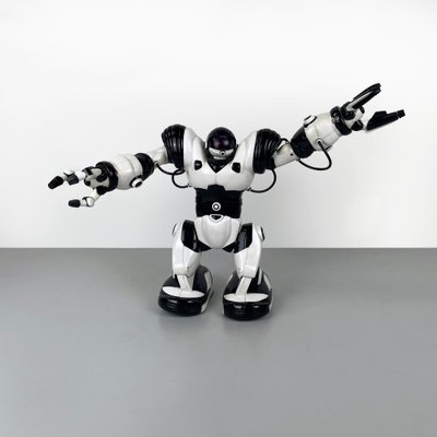 Robot giocattolo postmoderno in plastica bianca e nera di Wowwee, Cina,  inizio XXI secolo in vendita su Pamono