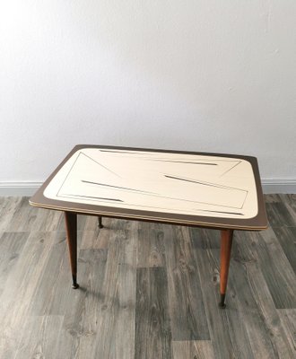 Mid-Century Couchtisch mit abstrakt gemusterter Platte, 1950er bei Pamono kaufen