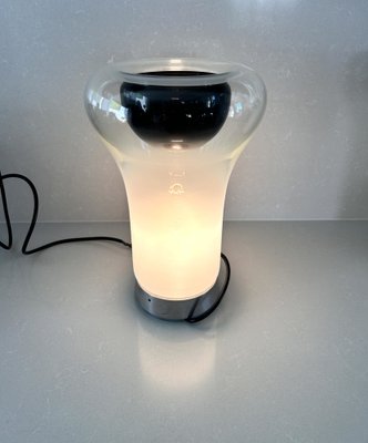table lampe icône avec faisceau de lumière, plat conception style
