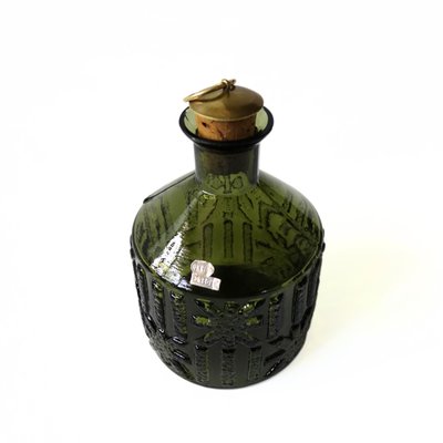 https://cdn20.pamono.com/p/g/1/7/1787123_bk1jcmv3ji/jarra-vintage-de-vidrio-verde-con-tapa-de-corcho-y-laton-de-skruf-suecia-imagen-5.jpg
