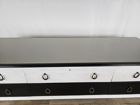 Schwarzweiß lackierte Kommode mit Glasplatte und Messinggriffen, 1960 bei Pamono kaufen