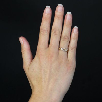 Anillo entrelazado de oro blanco amarillo de 18 kt con diamantes