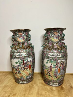 Große chinesische Standvasen, 1920er, 2er Set bei Pamono kaufen