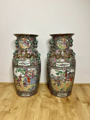 Große chinesische Standvasen, 1920er, 2er Set bei Pamono kaufen
