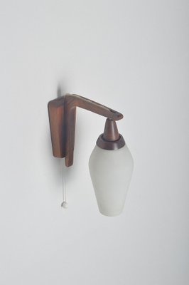 Dänische Wandlampe aus Teak mit Milchglas, 1960er bei Pamono kaufen