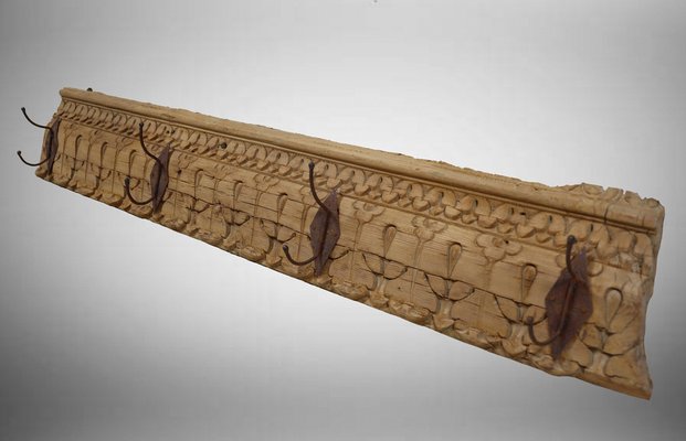 Perchero antiguo de madera tallada a mano decada de 1890 en venta en Pamono