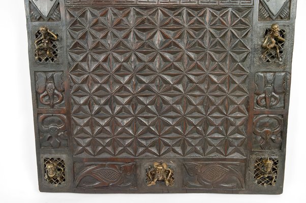 アフリカ カメルーン 部族 飾り扉 Ａ African Door in Carved Wood and Bronze for sale at Pamono