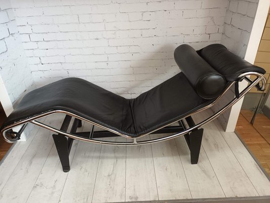 Vintage Modern Black Leather Chaise Longue LC4 Lounger in the