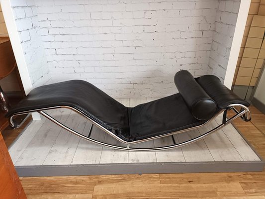 Vintage Modern Black Leather Chaise Longue LC4 Lounger in the