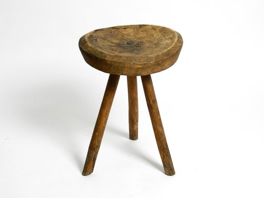 Handgeschnitzter dreibeiniger Holzhocker, 1900er bei Pamono kaufen