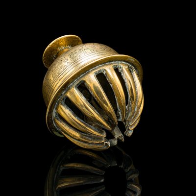 https://cdn20.pamono.com/p/g/1/8/1814683_vmc20xw0hf/small-early-20th-century-temple-bell-in-brass-tea-1920s-7.jpg